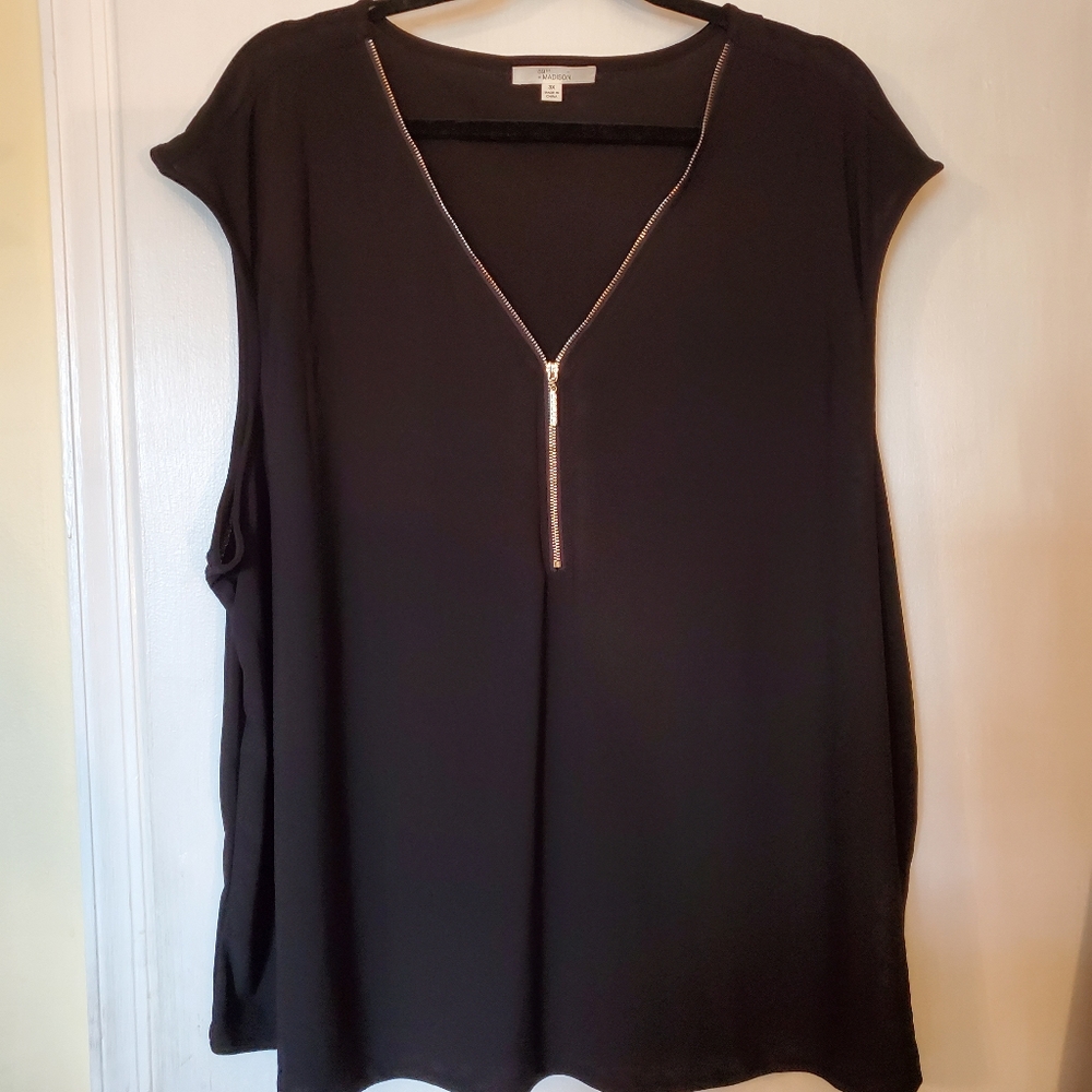 89th Madison black v neck zipper front sleeveless blouse